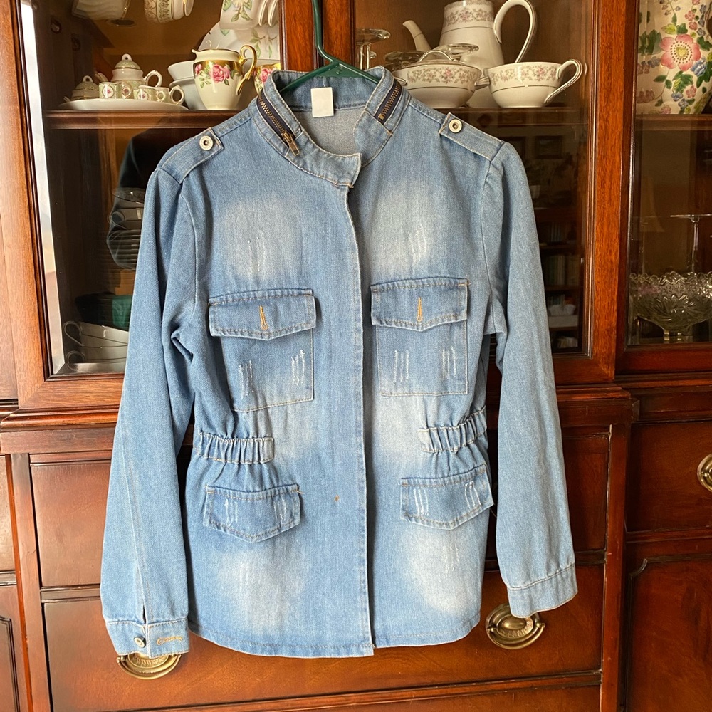 Women’s lightweight distressed denim jacket, size XL (L).